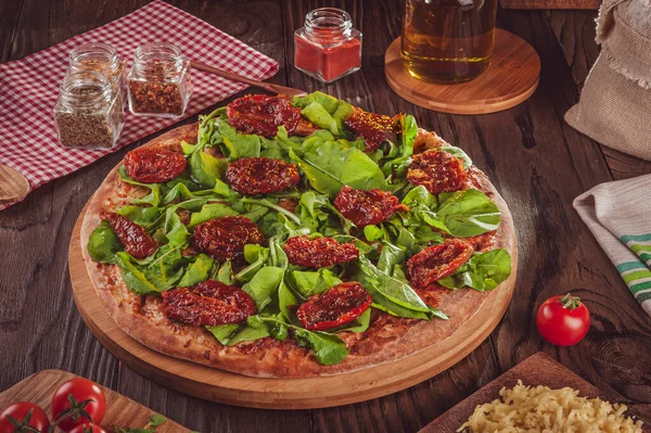 Domates soslu Brezilya pizzası, mozzarella, roka, kurutulmuş domates ve kekik (Pizza de rucula com tomate seco))