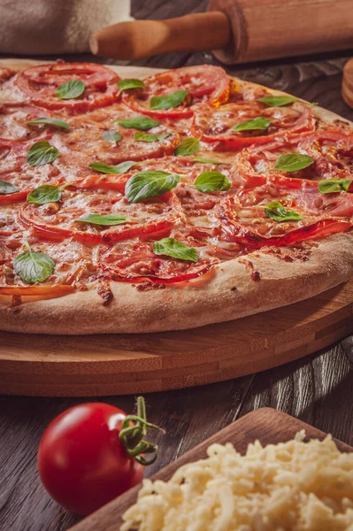 Domates soslu Brezilya pizzası, mozzarella, domates, parmesan ve fesleğen (Pizza marguerita).