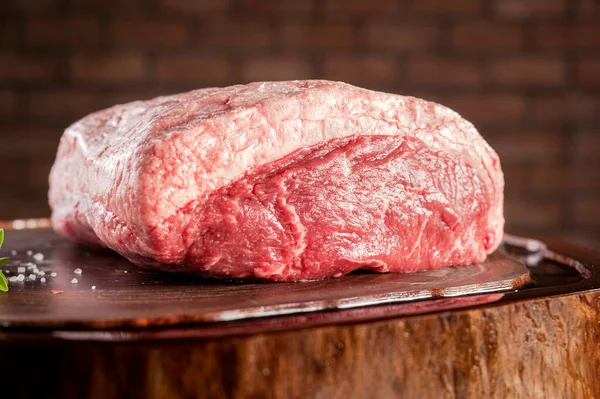 Raw Cap Rump Nötkött Brasiliansk Picanha Ett Trä Hartsad Skärbräda — Stockfoto