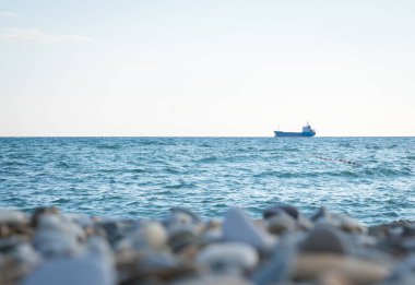 Kumsalda çakıl taşı