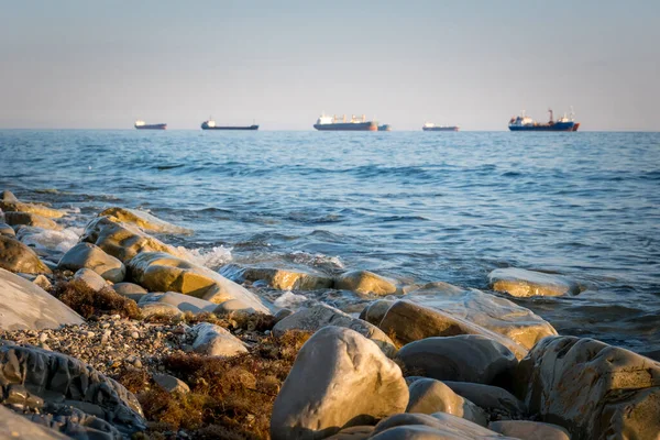 Tengerpart Hullámok Teherhajók Sorban Állnak Hogy Beléphessenek Kikötőbe Háttérben — Stock Fotó