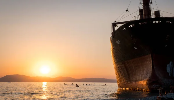 Грузовой Корабль Сел Мель Закат Галечном Берегу Моря — стоковое фото