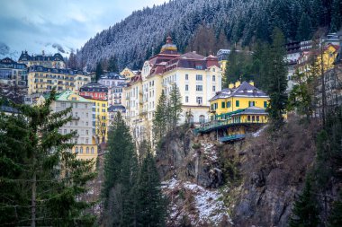 Ünlü Avusturyalı tatil beldesi Bad Gastein Alps dağlarında.