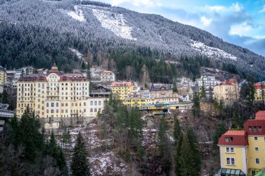 Ünlü Avusturyalı tatil beldesi Bad Gastein Alps dağlarında.