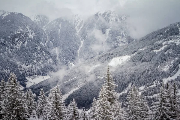 Berühmter österreichischer Kurort Bad Gastein in den Alpen. Frostiger Wintertag mit Schneefall Stockbild