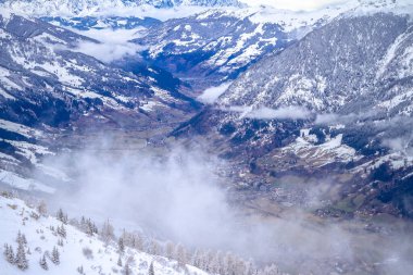 Kış sporları bölgesi manzaralı kışın manzarası Kötü Gastein, Avusturya Alpleri