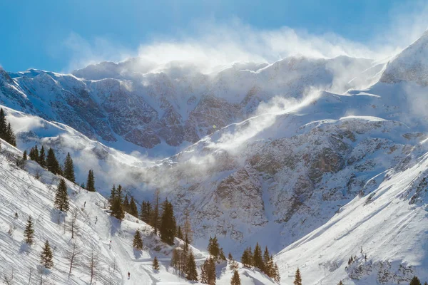 Paisaje invernal con vistas panorámicas de los Alpes en la región de deportes de invierno Bad Gastein, Alpes austríacos. Tormenta de nieve en un día soleado — Foto de Stock