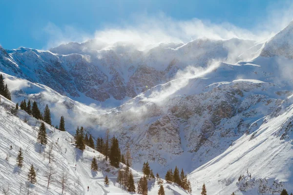 Zimní krajina s panoramatickým výhledem na Alpy v regionu zimních sportů Bad Gastein, rakouské Alpy. Sněhová bouře za slunečného dne Royalty Free Stock Fotografie