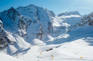 Solden kayak alanında karla kaplı dağlar güneşli bir kış günü, Tirol, Avusturya