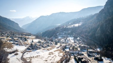 Valle d 'Aosta' da kış panoramik manzarası. İtalya. Antey-Saint-Andre manzarası yukarıdan