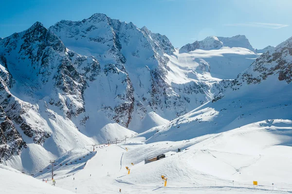 奥地利蒂罗尔 一个阳光明媚的冬日 索尔登滑雪区被雪覆盖的山脉 — 图库照片