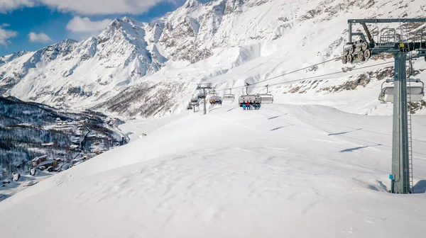 意大利Cervinia Cervinia滑雪胜地的全景 阿尔卑斯山的美丽风景 滑雪者滑雪椅升降机 — 图库照片