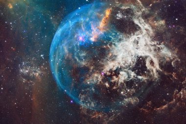 Derin uzayda bir yerde güzel bir galaksi. Kozmik duvar kağıdı. Bu görüntünün elementleri NASA tarafından desteklenmektedir