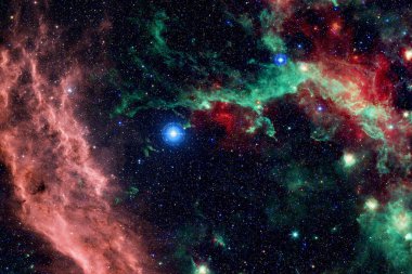 Uzayda bir yerlerde muhteşem bir galaksi. Kozmik duvar kağıdı. Bu görüntünün elementleri NASA tarafından desteklenmektedir