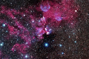 Derin uzayda bir yerde güzel bir galaksi. Kozmik duvar kağıdı. Bu görüntünün elementleri NASA tarafından desteklenmektedir