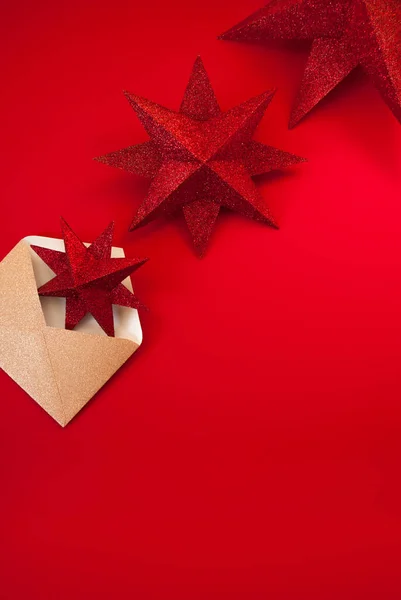 Koncepcja Noworoczna Lub Świąteczna Złotą Kopertą Trzy Błyszczące Czerwone Gwiazdki — Zdjęcie stockowe