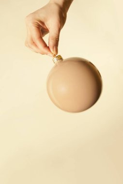 Bej arka planda noel süsleri. Asgari yeni yıl geçmişi. Metin için boşluk