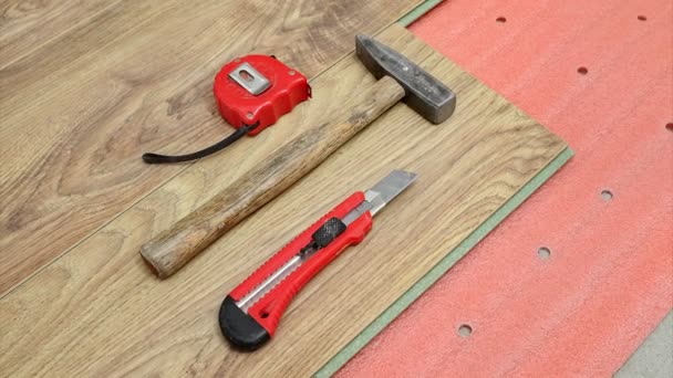 Werkzeuge für Laminatböden im Raum — Stockvideo