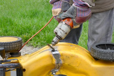 Metal güç aracı ile fırçalama işçi