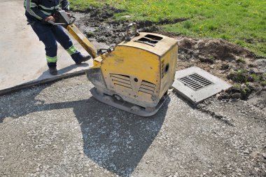 İşçi kullanımı titreşimli plaka Kompaktör yol inşaat sahasında