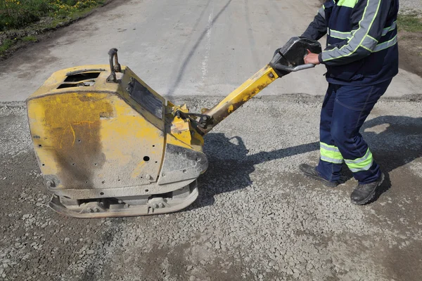 Gasolina ou diesel compactador placa vibratória no local de construção da estrada — Fotografia de Stock