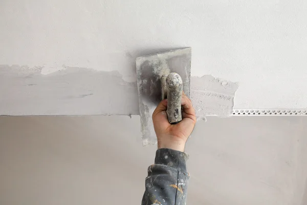 Trabajador instalar listón en el techo y la pared — Foto de Stock