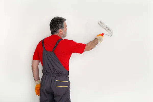 Muro di vernice lavoratore in una stanza — Foto Stock