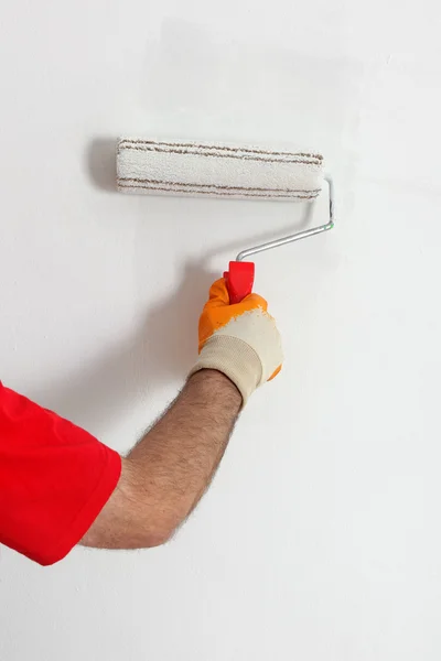 Parede da pintura do trabalhador em uma sala — Fotografia de Stock