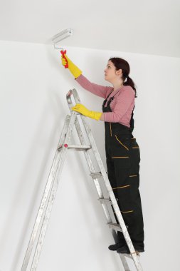 Genç bir işçi boya tavan bir odada