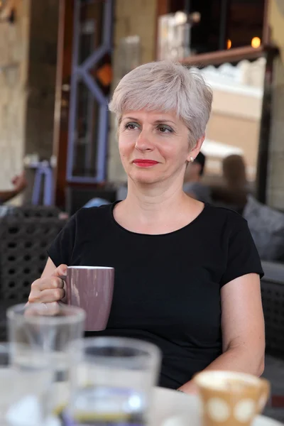 Vrouw in café drinken koffie — Stockfoto