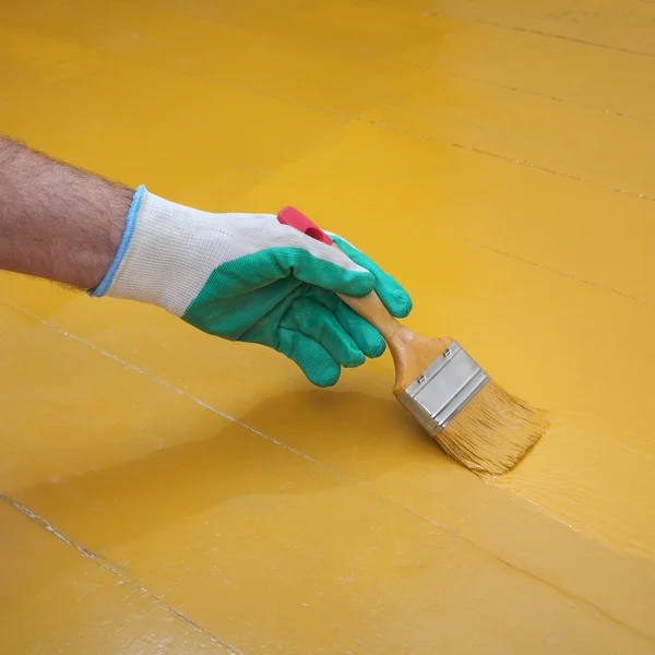 Ремонт будинку, фарбування підлоги — стокове фото