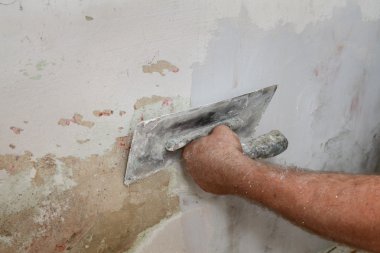 Çalışan tamir hasarlı duvar