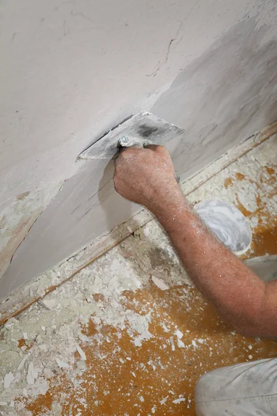 Arbeiter reparieren beschädigte Mauer — Stockfoto