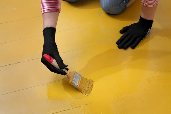 Casa renovação, pintura de piso — Fotografia de Stock