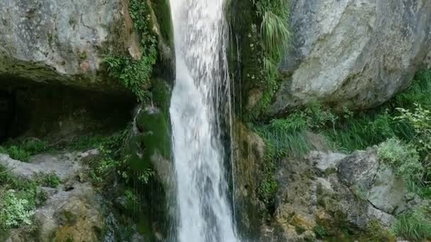 Jonge mensen zwemmen in meer met waterval — Stockvideo