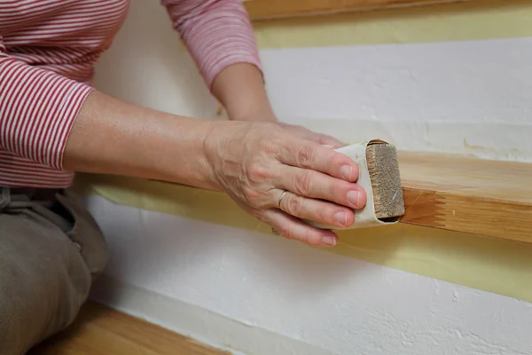 木製の階段を紙やすりで磨く — ストック写真
