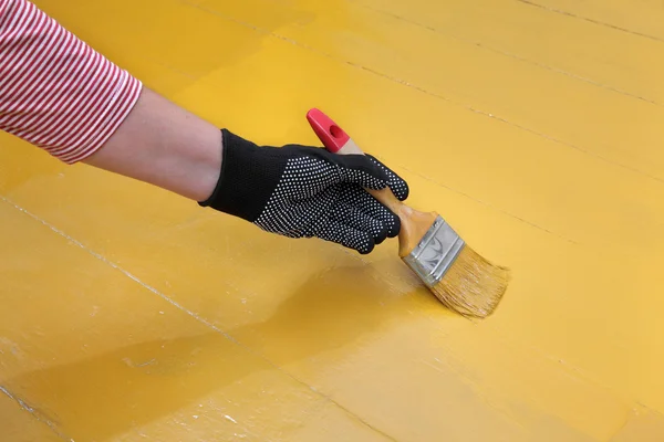 Ремонт будинку, фарбування підлоги — стокове фото