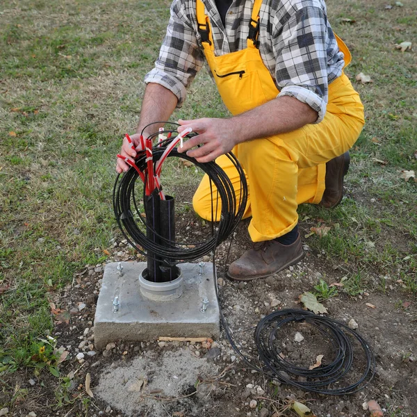 Werknemer Installeren Optische Vezelkabels Voor Internet Telefoon Elektriciteitsleidingen Installatie Straat — Stockfoto