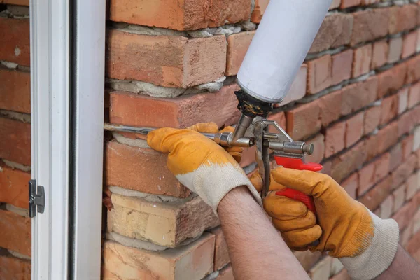 Arbeiter Beim Einbau Einer Neuen Kunststofftür Mit Polyurethanfoa — Stockfoto