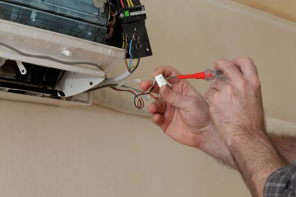 Electrician Servicing Air Condition Device Room Using Screwdriver Closeup Hands — Stock Photo, Image