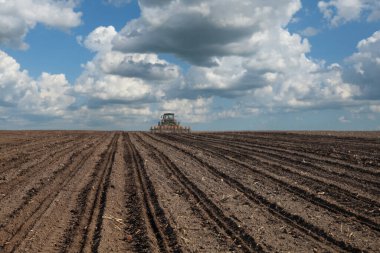 İlkbaharda traktör ekimi, toprak seçici odaklanma, ilkbaharda tarım çalışmaları