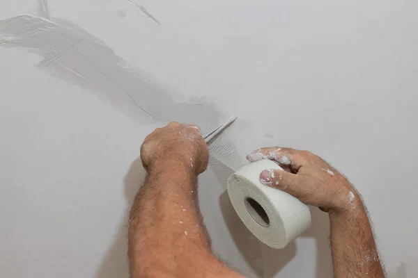 Trabalhador Fixação Rachaduras Teto Espalhando Gesso Com Espátula Sobre Malha — Fotografia de Stock