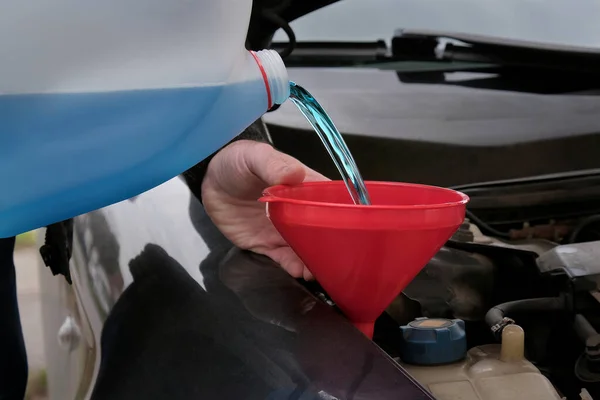 Motorista Mecânico Derramando Fluido Pára Brisas Para Carro — Fotografia de Stock