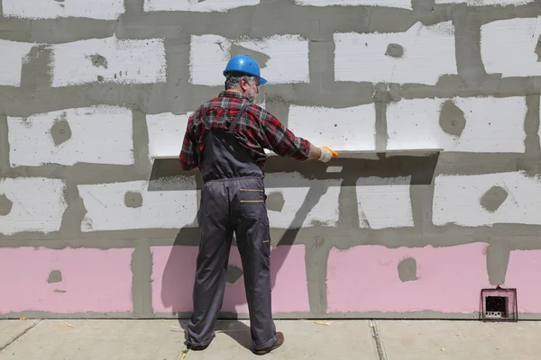 Worker Control Styrofoam Polystyrene Insulation Wall Using Level Tool — Stock Photo, Image