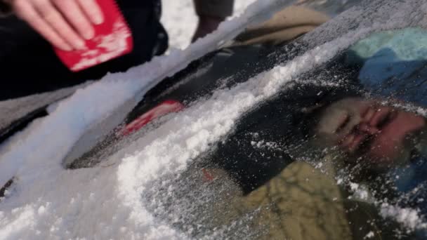 Kierowca Czyszczący Lód Śnieg Przedniej Szyby Samochodu Pomocą Skrobaka Zbliżenie — Wideo stockowe