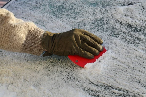 Winter Scene Menselijke Hand Handschoen Schrapen Ijs Van Voorruit Van — Stockfoto