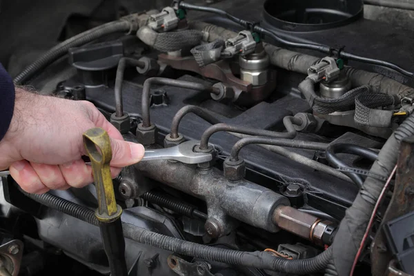 Worker Fixing Modern Common Rail Diesel Engine Closeup Hand Spanner — Stock Photo, Image