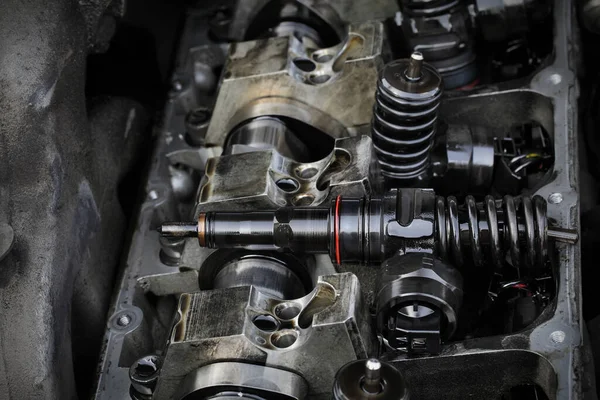 Detalj Modern Dieselmotor Reparation Närbild Injektorer Cylinderhuvud Med Kamaxel — Stockfoto