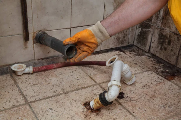 Lavabo Gideri Için Eski Kirli Plastik Boruları Tamir Eden Tesisatçı — Stok fotoğraf