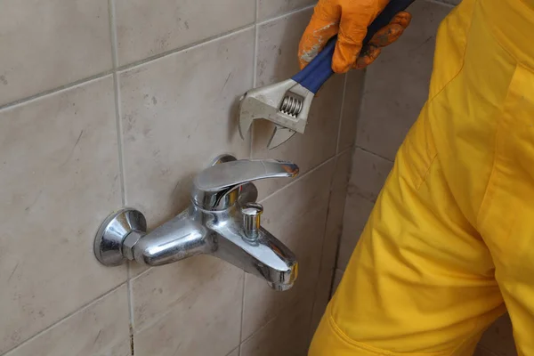 Encanador Que Fixa Substitui Torneira Velha Banheiro Closeup Mão Luva — Fotografia de Stock